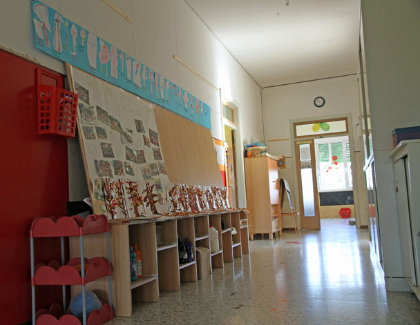corridoio con disegni in una scuola materna privata
 - Foto, immagini