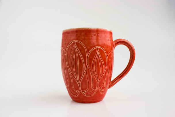 著者デザインのピンクセラミックマグカップ。花びらの形で装飾され - 写真・画像