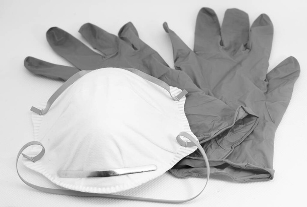 перчатки и маска из латекса черно-белого цвета
 - Фото, изображение