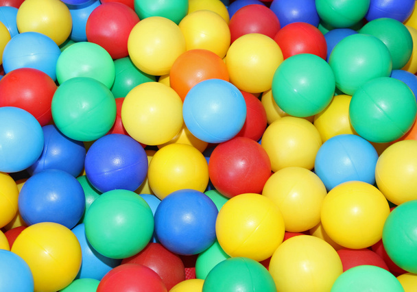 пластиковий бісер зелений червоний жовтий і синій
 - Фото, зображення