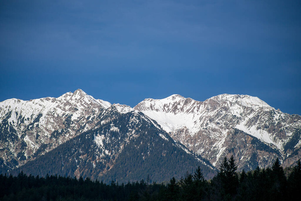 Vysoké alpské hory se sněhem v Německu a modrou krásnou oblohou - Fotografie, Obrázek