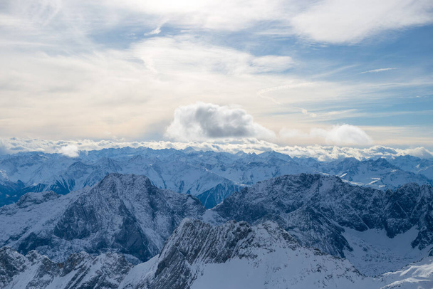 Hoge alpine bergen met sneeuw in Duitsland en blauwe mooie lucht - Foto, afbeelding