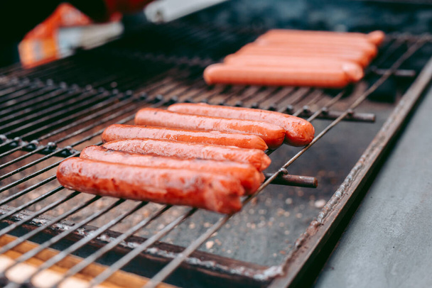 Heerlijke verse hotdogs op de grill - Foto, afbeelding