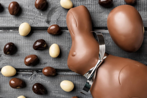 Delicious Easter holiday chocolate bunny, eggs and sweets - Φωτογραφία, εικόνα