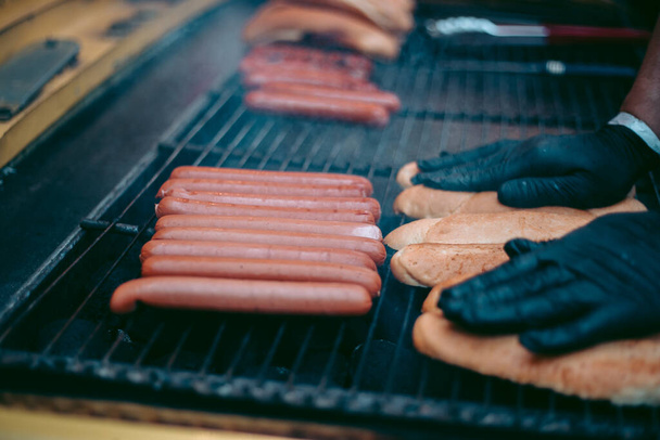 Delicious fresh hot dogs on the grill - Фото, зображення