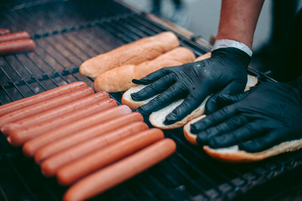 Delicious fresh hot dogs on the grill - Foto, Imagem
