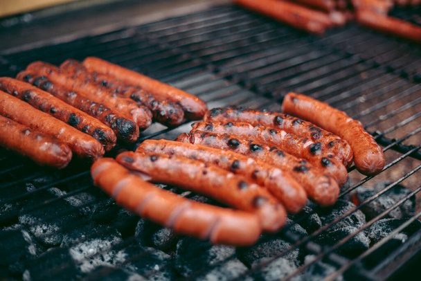 Delicious fresh hot dogs on the grill - Foto, Imagem