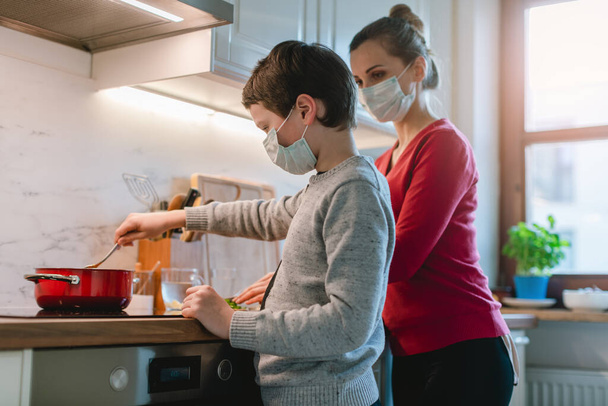 Cozinha familiar em casa durante crise de coronavírus - Foto, Imagem