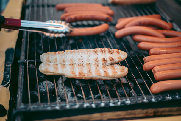 Delicious fresh hot dogs on the grill - Foto, Imagen