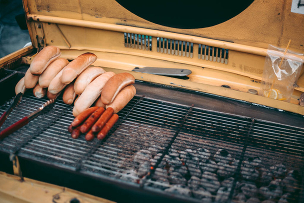 Delicious fresh hot dogs on the grill - Foto, afbeelding