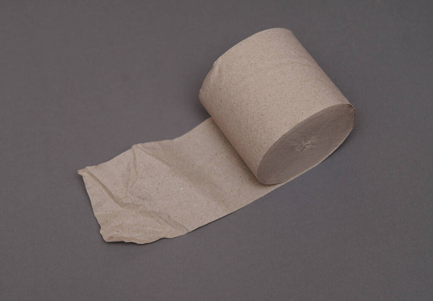 Toilettenpapier auf grauem Hintergrund. - Foto, Bild
