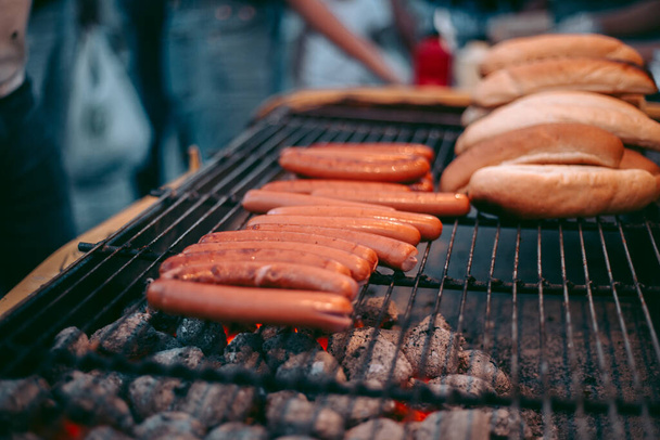 Pyszne świeże hot dogi na grillu - Zdjęcie, obraz