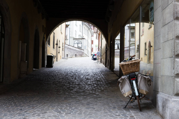 Régi európai utca kövezetekkel és kerékpárral - Fotó, kép