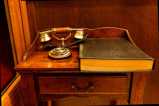 oude telefoon met telefoonboek - Foto, afbeelding