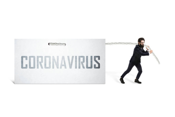 Biały biznesmen wyciągający inskrypcję koronawirusa na białej kartce, globalny kryzys wirusowy - Zdjęcie, obraz