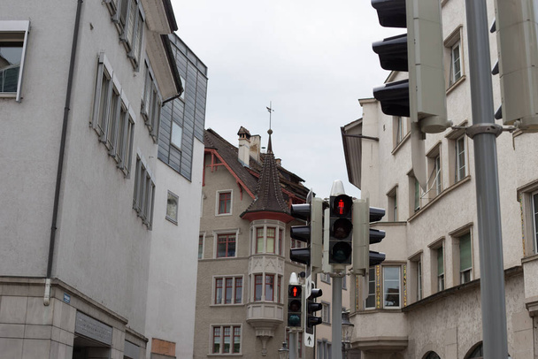 Светофор в старом европейском городе
 - Фото, изображение