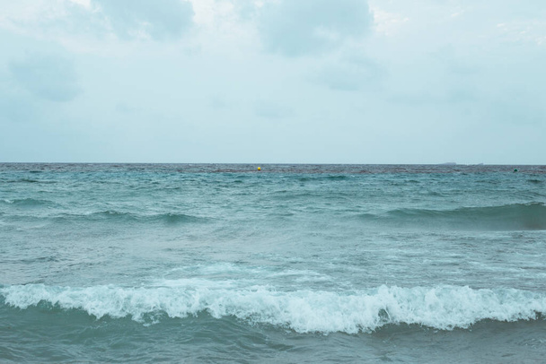 Belle mer Méditerranée montante avec vagues
 - Photo, image