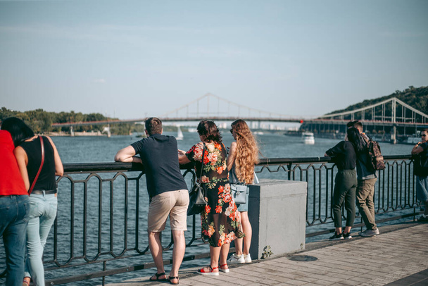 キエフのドニエプル堤防沿いを歩く人々 - 写真・画像