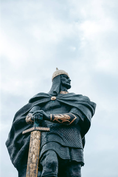 Пам'ятник російському героєві з мечем. - Фото, зображення