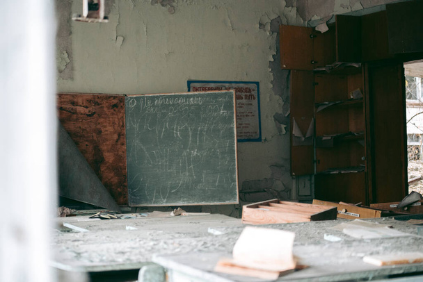 Стара будівля школи в Прип "яті в Чорнобилі. - Фото, зображення