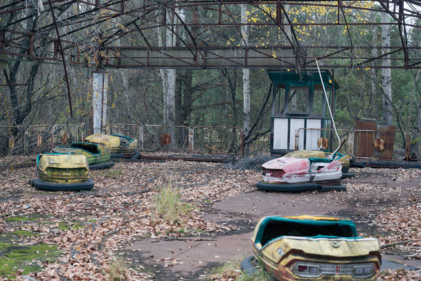 Amusement park with electric cars in Pripyat in Chernobyl - Foto, Imagen