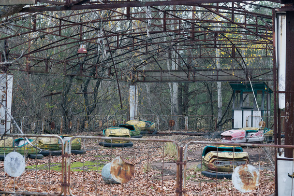 Çernobil 'deki Pripyat' ta elektrikli arabaların olduğu lunapark. - Fotoğraf, Görsel