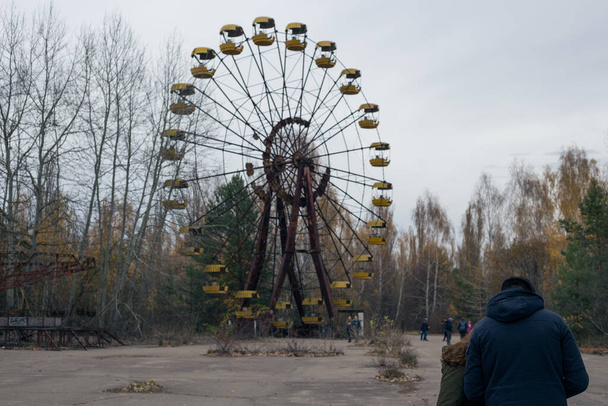 Τροχός λούνα παρκ στην πόλη φάντασμα Pripyat στο Τσερνομπίλ - Φωτογραφία, εικόνα