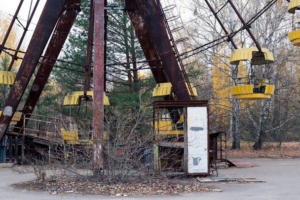 Diabelski młyn w mieście-widmie Prypeć w Czarnobylu - Zdjęcie, obraz