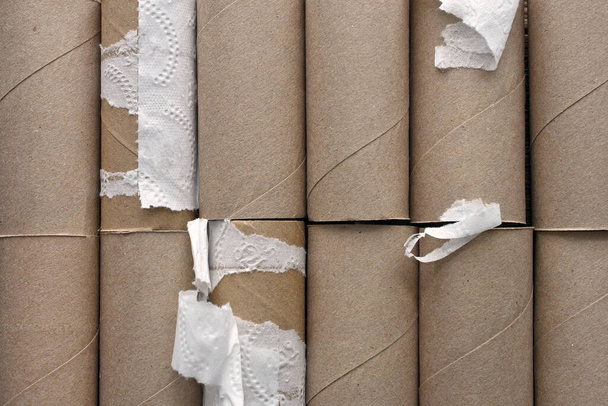 Uma imagem de perto de vários rolos de papel higiênico marrom
.  - Foto, Imagem