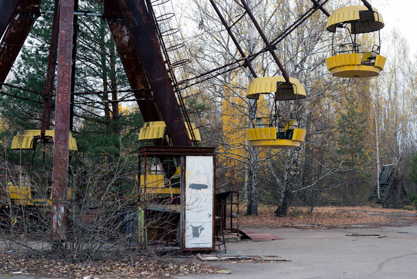 Τροχός λούνα παρκ στην πόλη φάντασμα Pripyat στο Τσερνομπίλ - Φωτογραφία, εικόνα