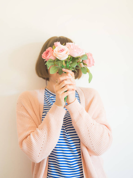 Retrato femenino sin rostro con flores cubriendo su rostro
 - Foto, Imagen