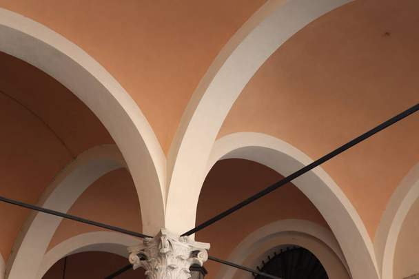 древние мраморные колонны в историческом здании в Брешии, Италия
 - Фото, изображение