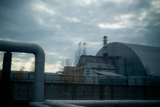 Sarcófago sobre a quarta unidade de energia de uma central nuclear em Pripyat, Chernobil
 - Foto, Imagem