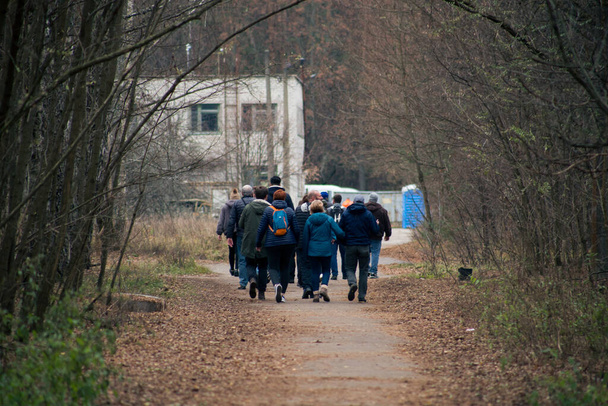 Een groep mensen op excursies naar Pripyat in Tsjernobyl - Foto, afbeelding