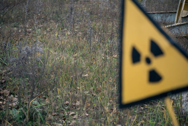 Σημάδι προειδοποίησης ακτινοβολίας Pripyat στο Τσερνομπίλ - Φωτογραφία, εικόνα