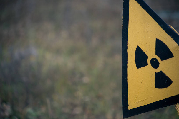 Sinal de aviso de radiação Pripyat em Chernobyl
 - Foto, Imagem