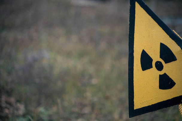 Pripyatin säteilyn varoitusmerkki Tsernobylissa
 - Valokuva, kuva