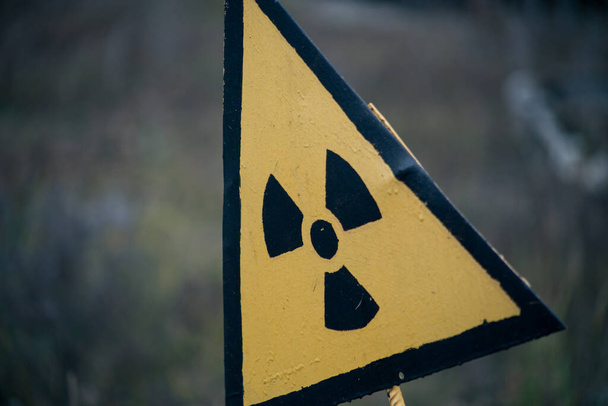 Σημάδι προειδοποίησης ακτινοβολίας Pripyat στο Τσερνομπίλ - Φωτογραφία, εικόνα