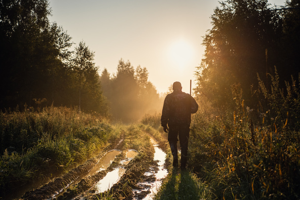 Silueta lovce s brokovnicí při krásném západu slunce - Fotografie, Obrázek