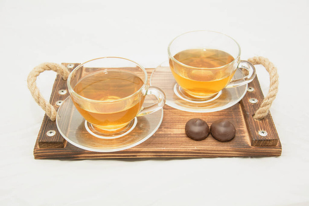 Dos tazas de té verde sobre un fondo blanco
 - Foto, imagen