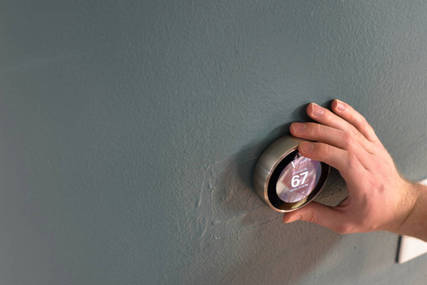 Kézi beállítás a tárcsát okos otthoni termosztát. Nyomja meg a középső gombot, hogy pénzt takarít meg fűtés és hűtés. - Fotó, kép