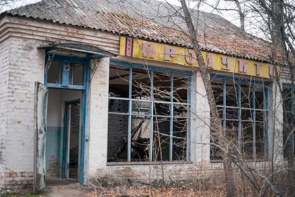 Oud verwoest huis in Pripyat in Tsjernobyl - Foto, afbeelding