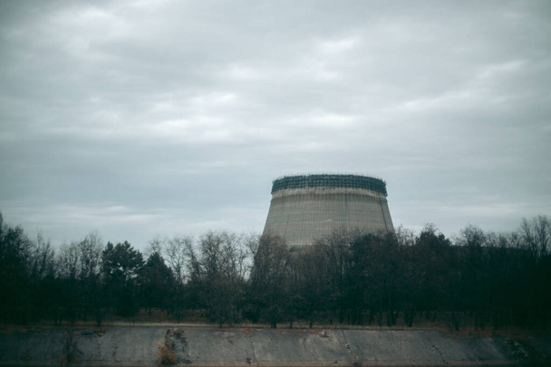 Саркофаг над 4-м енергоблоком атомної електростанції в Прип "яті (Чорнобиль). - Фото, зображення