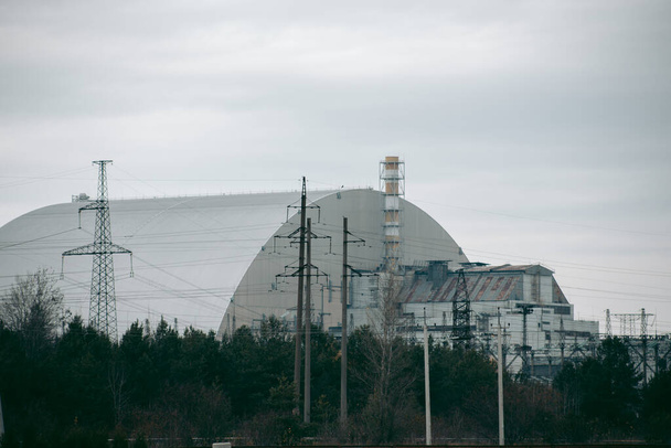 Sarkofág nad 4. energetickou jednotkou jaderné elektrárny v Pripyatu v Černobylu - Fotografie, Obrázek