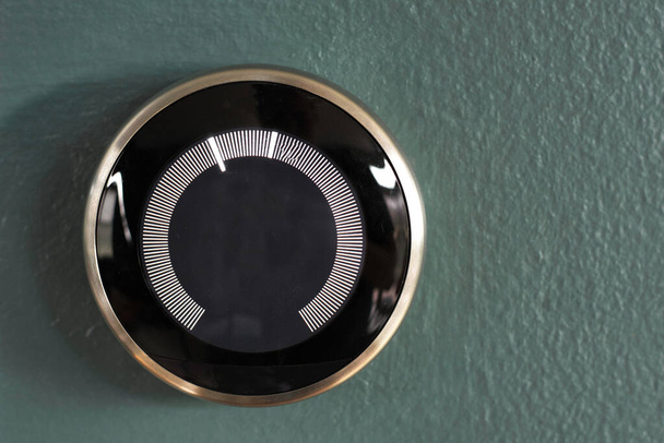 Smart Home Thermostat aus Googles Nest. Green Tech spart Heiz- und Kühlkosten. Abfallvermeidung keine zentrale Information - Foto, Bild