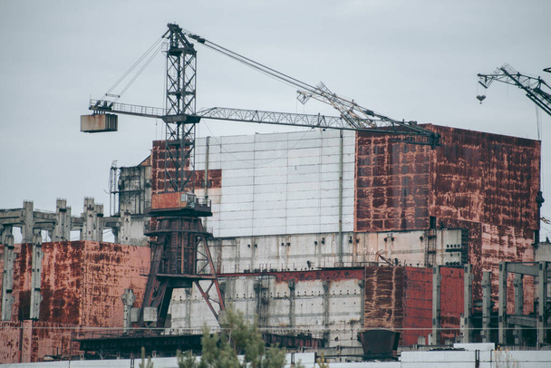 Sarcófago sobre a quarta unidade de energia de uma central nuclear em Pripyat, Chernobil
 - Foto, Imagem