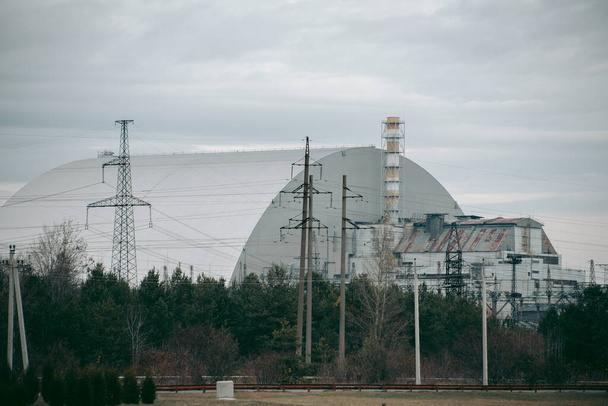 Sarkophag über dem 4. Kraftwerk eines Atomkraftwerks in Pripjat in Tschernobyl - Foto, Bild