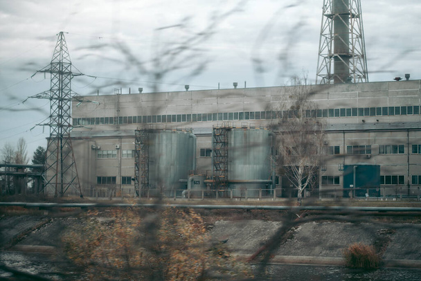 Sarcófago sobre la cuarta unidad de energía de una central nuclear en Pripyat en Chernobyl
 - Foto, imagen