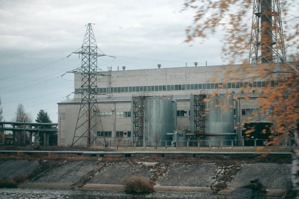 Szarkofág egy csernobili Pripyatban lévő atomerőmű 4. erőműve felett - Fotó, kép