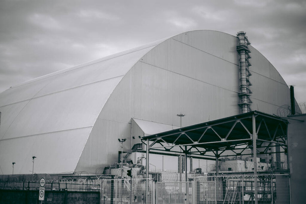 Sarkofag nad czwartą jednostką energetyczną elektrowni jądrowej w Prypeci w Czarnobylu - Zdjęcie, obraz